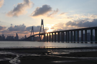 夕阳下的跨海大桥美景