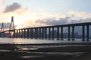 夕阳下的跨海大桥美景