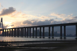 夕阳下的跨海大桥美景