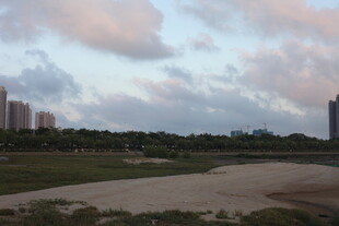 城市边缘的黄昏河畔景色