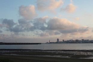 城市天际线与水边云霞