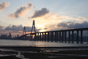 夕阳下的跨海大桥美景