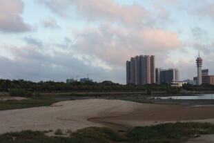 城市黄昏下的开阔景观