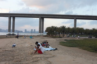 桥下沙滩休闲场景