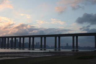 黄昏下的跨海大桥美景