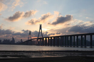 夕阳下的跨海大桥美景
