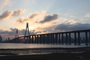 夕阳下的跨海大桥美景