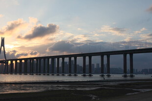 夕阳下的跨海大桥美景