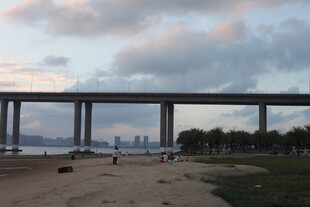 黄昏下的跨海大桥美景