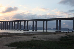 黄昏下的跨海大桥美景