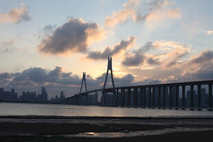 夕阳下的跨海大桥美景