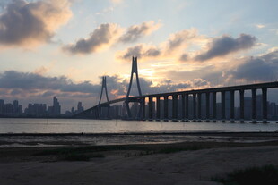 夕阳下的跨海大桥美景