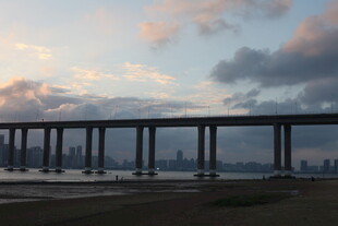 黄昏下的跨海大桥美景