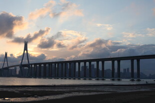 夕阳下的跨海大桥美景