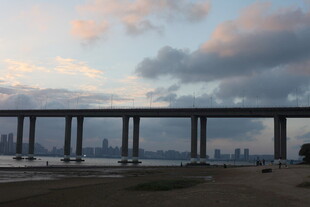 黄昏下的跨海大桥美景