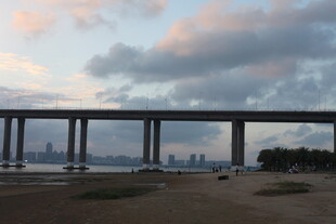 黄昏下的跨海大桥美景