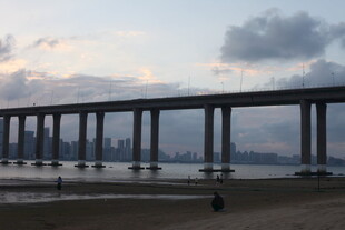 黄昏下的跨海大桥