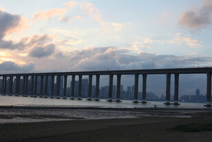 海上长桥与绚丽天空景色