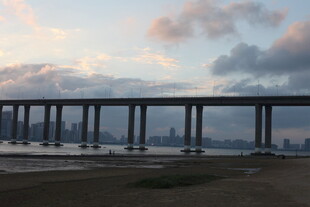 海上大桥横跨天际