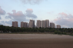 城市天际线与开阔地面景观