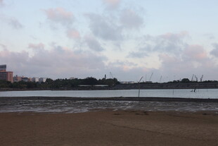 黄昏下的湖畔景色