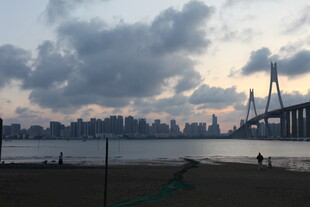 江边城市黄昏美景