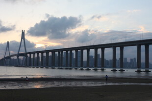 夕阳下的跨海大桥美景