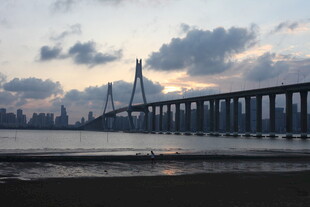 黄昏下的跨海大桥美景