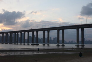 黄昏下的跨海大桥美景