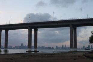 黄昏下的城市桥梁景观