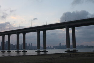 黄昏下的跨海大桥风光