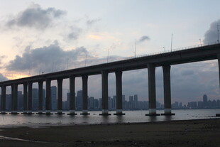 黄昏下的跨海大桥