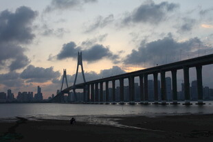 黄昏下的宏伟跨海大桥