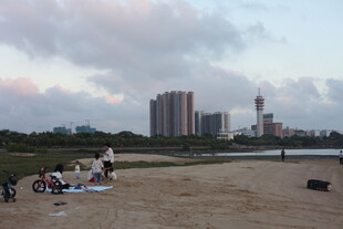 城市沙滩上的休闲时光