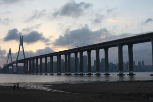 黄昏下的跨海大桥美景