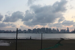 城市江畔黄昏美景