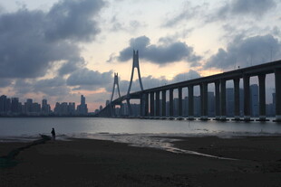 黄昏下的跨海大桥美景