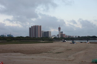 城郊工地与远处高楼景象