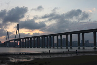 黄昏下的跨海大桥美景