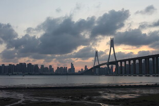 黄昏下的跨海大桥美景