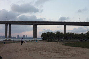 黄昏下的高架桥与沙滩