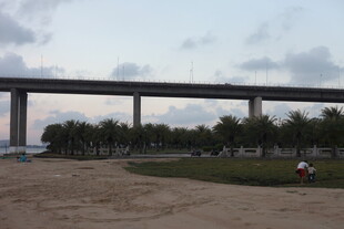 高架桥横跨开阔场地