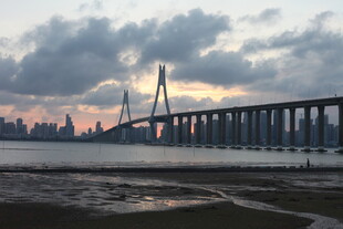 黄昏下的跨海大桥美景