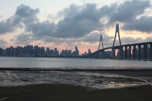 黄昏下的城市跨海大桥