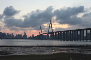 夕阳下的跨海大桥美景