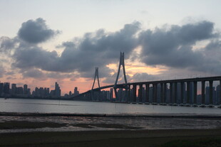 黄昏下的跨海大桥美景