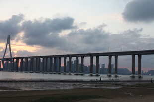 夕阳下的跨海大桥美景