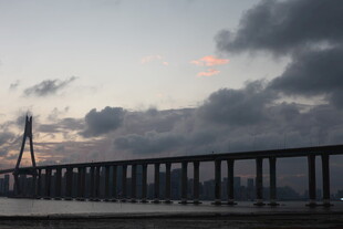 黄昏下的跨海大桥美景