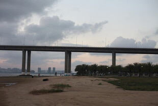 黄昏下的高架桥景观