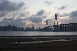 黄昏下的城市跨海大桥